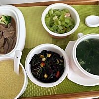 月子餐还可以、第四天就是奶头太小孩子不吃只能吸出来吃……整个喂奶期间如果一直吸想想都可怕