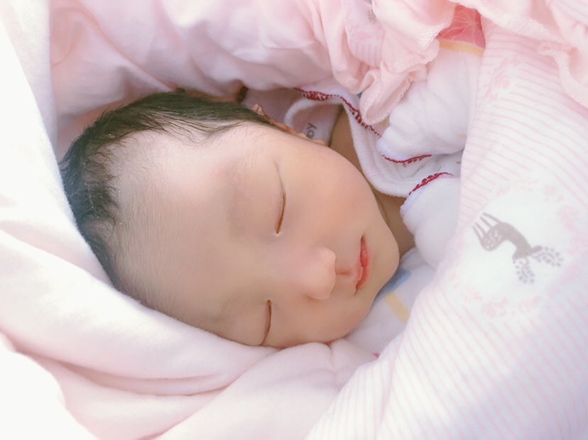 妈妈的天使宝宝呀，不闹，就爱睡觉！尿了拉了也不哭，就等着妈妈换尿布