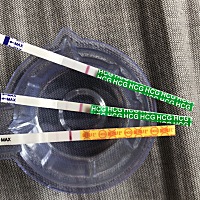 上个月9号来的月经，今天早上我就想着测一下是不是怀孕了，然后擦的时候有血，我以为来月经了，但是这个...