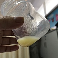 终于挤出黄金奶水了，一开始乳头都被吸奶器吸起皮了，后面听我朋友的，先用热毛巾热敷几次，然后按...