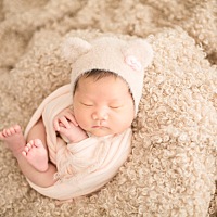 还有2天就满月了 28天8斤5两 哥哥最喜欢抱妹妹