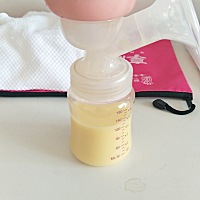 母乳有点多  小宝每次喝一点就不喝   宝妈们 你们喂隔几个小时喂一次  一次喂多久