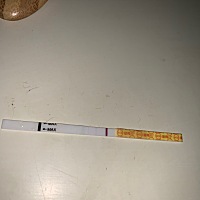 从隐隐约约看不到，过了两天，可以看到了。所以宝妈们不要慌，白板有可能是因为天数太短，多等几天看看...