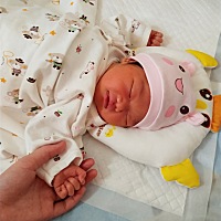 月子第17天，也就是我宝贝儿出生第17天了，10.1号早上10.30分生的，顺产7.2斤小佩奇，有撕裂缝了好多针...
