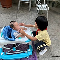 姐姐一年级后就去寄宿学校读书，每个星期五放学后接回家，周日晩上送回学校，但你好像很能认得你姐姐，...