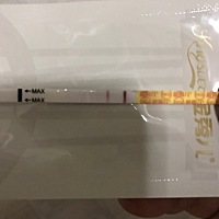 月经推迟8天（平时也总会推迟个三五天）今早金秀儿测的结果。虽然姨妈还没来，但时不时会有姨妈感，这结...