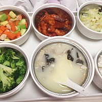 涨奶了，不敢吃，不吃又不行。又怕奶水不完全下来。宝宝现在还不吃奶水，那么营养的黄色初乳都浪费了�...