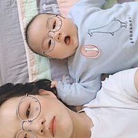 没日没夜的守着你，想跟你合个照，你却揪我头发。小渣男