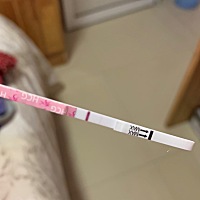 亲们帮我看一下，昨天该来姨妈了，但是没来，今天测了一下，这个是有了吗