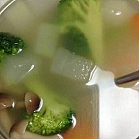 母乳的质量与妈妈的饮食密切相关。哺乳妈妈要想保持乳汁充足，就要保证每天的营养摄入，哺乳期的妈妈要...