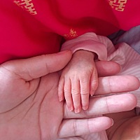月子第八天了、奶水吃不了、吃一半倒一半、导致乳房胀痛、高烧40度、最开始以为是感冒、婆婆天天给...
