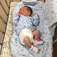 40+2 生的 预产期当天就宫缩了 疼了两天 还是开指慢 先是人工破水 又打了催产素 终于生下来3430克的男宝...