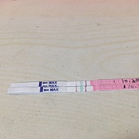 10.2排卵日，现在月经迟了6天。图一排卵试纸，图二验孕棒。到底什么情况
