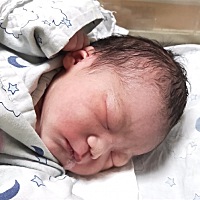 10/21下午16:50生出儿子，二胎超快顺产，去分娩室一个小时生出，没用侧切，轻度撕裂缝了2针。一胎是女儿...