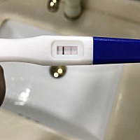 请问在预测例假当天测出双杠但呕吐，胸胀症状都没有（以往有这些症）。老是感觉肚子酸痛腿无力跟要来例...