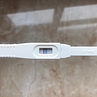 例假上个月25号来，但是这几天就有点像大姨妈快来的那种肚子疼，然后就测了一下，然后就这样。。。这是...