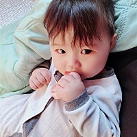 从出生都不认生，第六个月开始认生，黑夜更明显。睡觉也是五个半月开始成为了睡渣宝宝，越来越不体贴，...