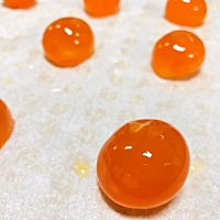 过两天回老家，趁娃睡觉挤时间做了点蛋黄酥，一个没控制住吃了两个！唉，大半夜的做什么蛋黄酥