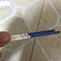 我上个月7号来的月经，到现在一直没来，  我今天用试纸测试没怀孕，又用了排卵试纸两道，这是什么原因