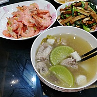 婆婆做的月子餐还可以，不爱吃鱼爱吃虾。在医院吃了五天的粥，还是回家吃的舒服。