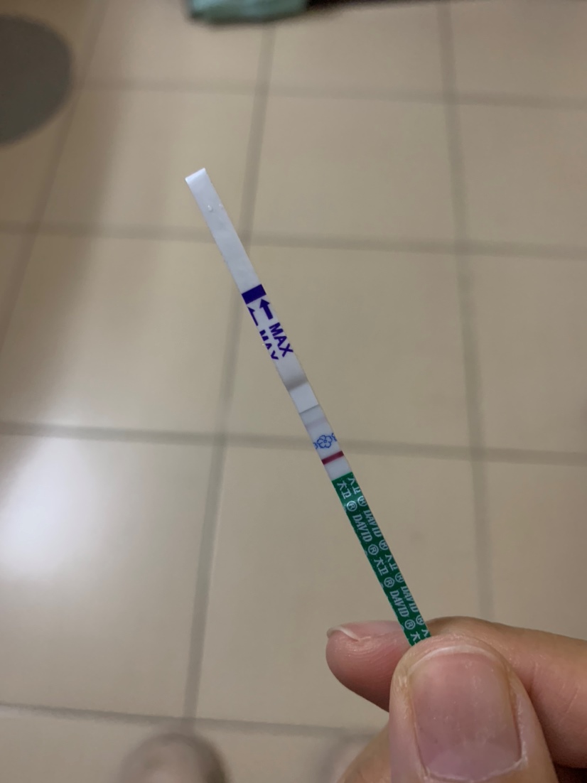 第一次备孕，排卵期是10号左右，大姨妈推迟两天了，24号早上测了一下，老公说是染色了，但我还是觉得好像是有了…