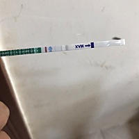 这能是怀孕吗？除了印子，勉强的连颜色都没能看的到。换了好几个角度拍出来，总算觉得有点显眼，测出的...
