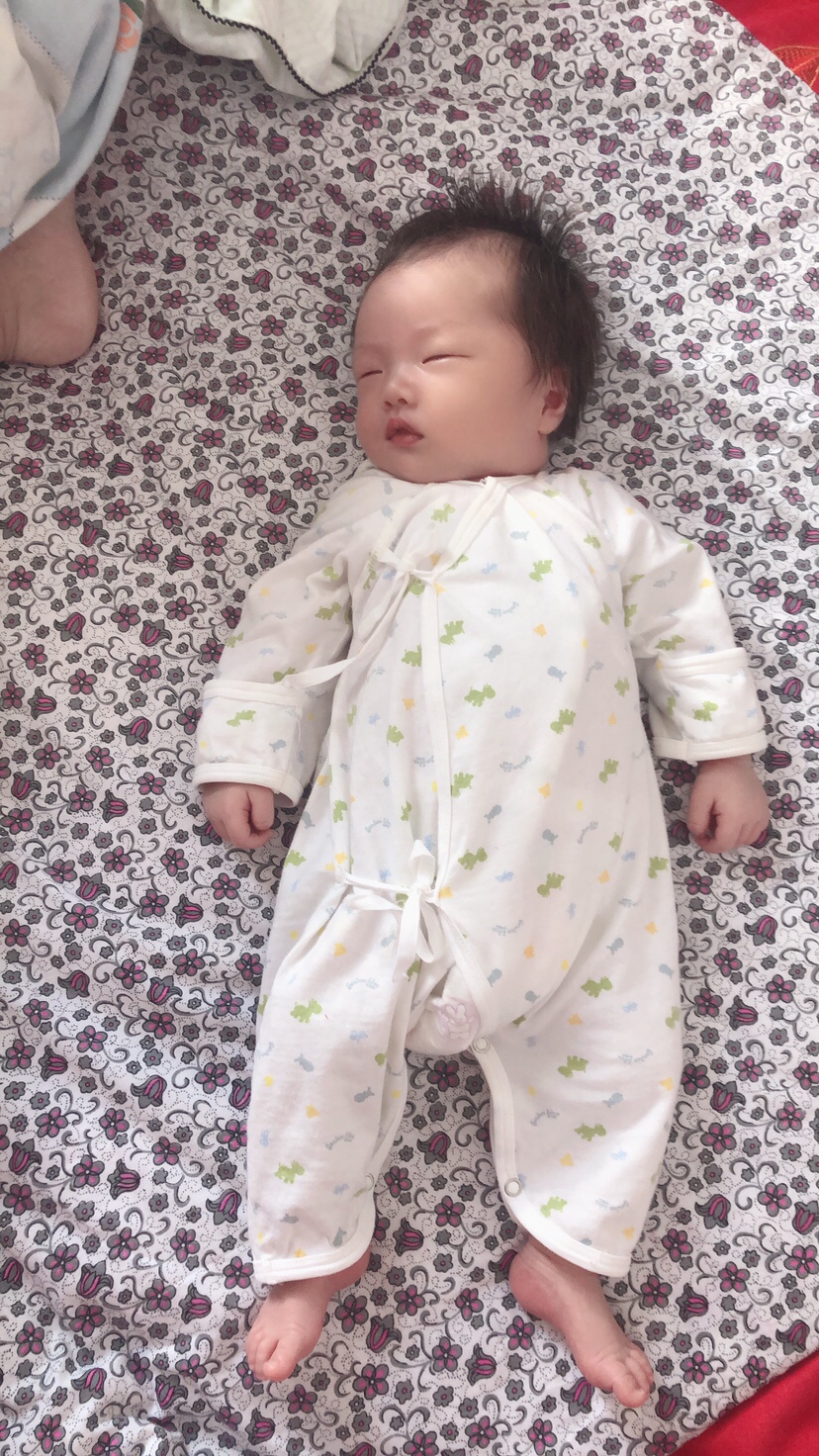 今天是第20天，我是一个新手妈妈，很笨还很多乱七八糟想法的人。反正瞎混瞎混的一个人，还是挺过了这么多天。真想为自己鼓掌，因为带孩子比工作，难太多了…