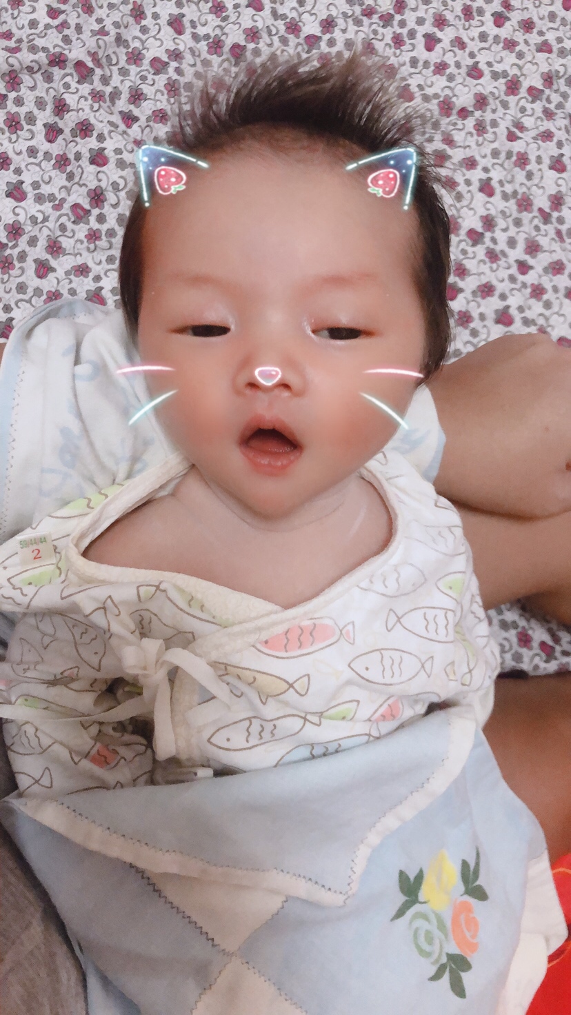 19天，发现脖子下面长了小红疙瘩。涂了好多痱子粉，突然脸好黑😄