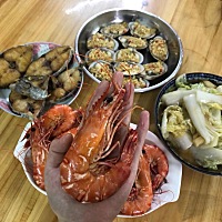 想问下大家八个月宝宝可以给海虾吃吗？虾营养成分很高 想捣碎成虾泥然后熬点粥给她吃 又怕吃不了