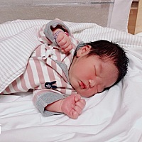 早上6点来的医院，下午16点生的 ，真的很辛苦，无痛也打了，但是后面开骨缝真的不管用，但是看到我大儿...