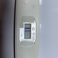 这两天小肚子不舒服，一直要跑厕所，今天早上测了一下，有一条淡粉红色的线