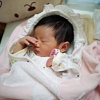 国庆假期宝宝来报道啦！ 10.1号晚上凌晨一点多见红  赶紧收拾东西去医院。到了医院医生看了我的产检病例...