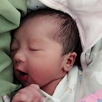 预产期提前10天，一早出现宫缩、见红，晚上顺产出生，用了无痛，没费什么劲儿，一切顺利，噢耶！