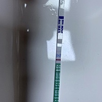 早孕试纸什么时候加深？今天早上测的比前两天稍微深一点，本来应该今天来姨妈的，还没有来，好担心颜色...