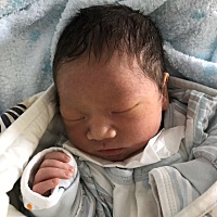 一直以为二宝要提前出生，结果推后一天，头天晚上感觉全身不自在，肚子像大姨妈快来那种感觉，第二天凌...