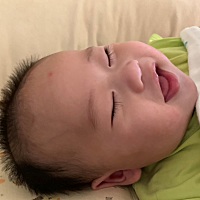 孩子真是出生在一个幸福的家庭和年代，做梦也是笑的。这么多人疼他，爱他，姑妈把他当亲儿子一样，还承...