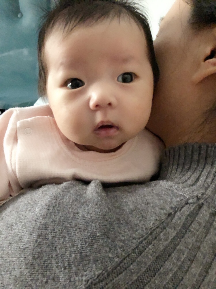 保姆抱着小可爱