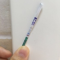 10月6日来的大姨妈，下图是10月28日测的，但今早30日测出来白白的没有颜色，这是为啥？到底是中还是没中...