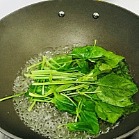 昨晚给丫头做的果蔬磨牙棒 粑粑想调整下胖丫磨牙棒在手中的位置，胖丫一直躲，生怕粑粑抢了去[偷笑] 第...