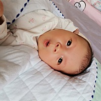 宝宝20天，有时候鼻子被鼻屎塞住睡觉呼哧呼哧很吃力闹脾气，婆婆不让掏鼻屎说孩子会得鼻炎，我妈却说要...