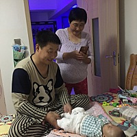 每天都是老公和婆婆带孩子，老公工作时，婆婆就帮忙带着，只有吃奶的时候找我。 小小的一只，自己会和你...