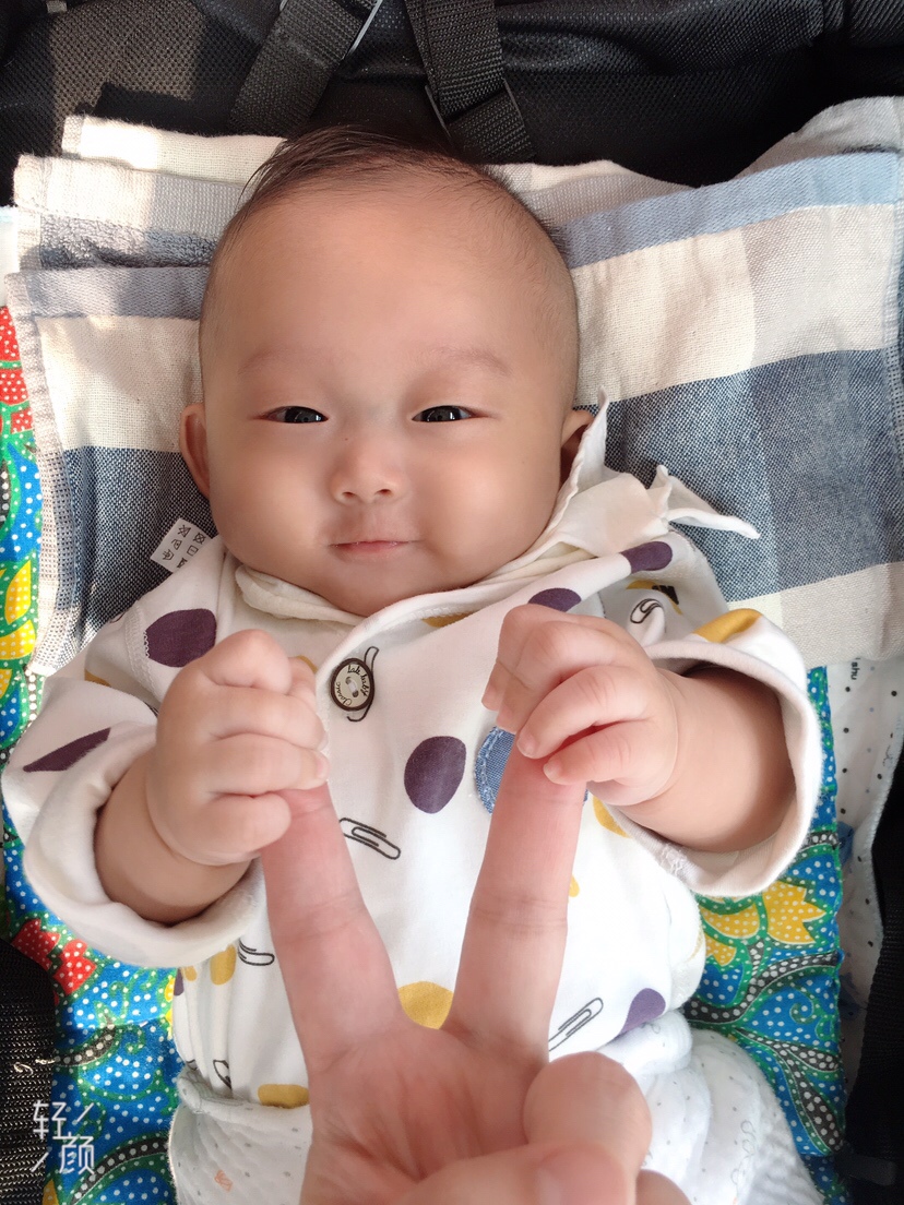 爸爸给拍嗝呢，宝宝可舒服了！