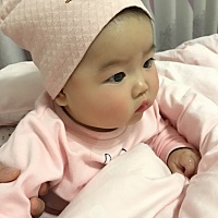 妞妞五个多了，长得挺快，21斤，71公分。不知为什么我儿子小的时候有时候不听话会很烦，妞妞闹的时候就...