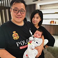 寶貝1M21D，我從來沒見過他醒著時笑，這正常嗎？