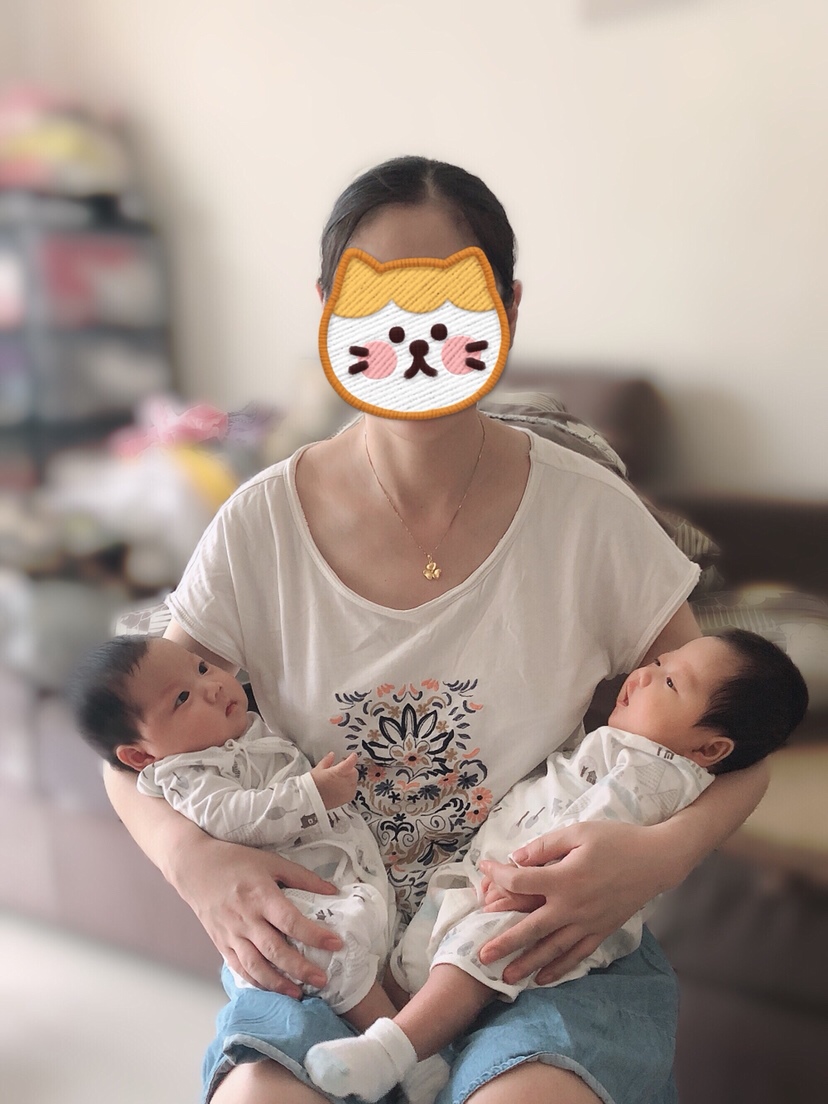一人抱俩娃…