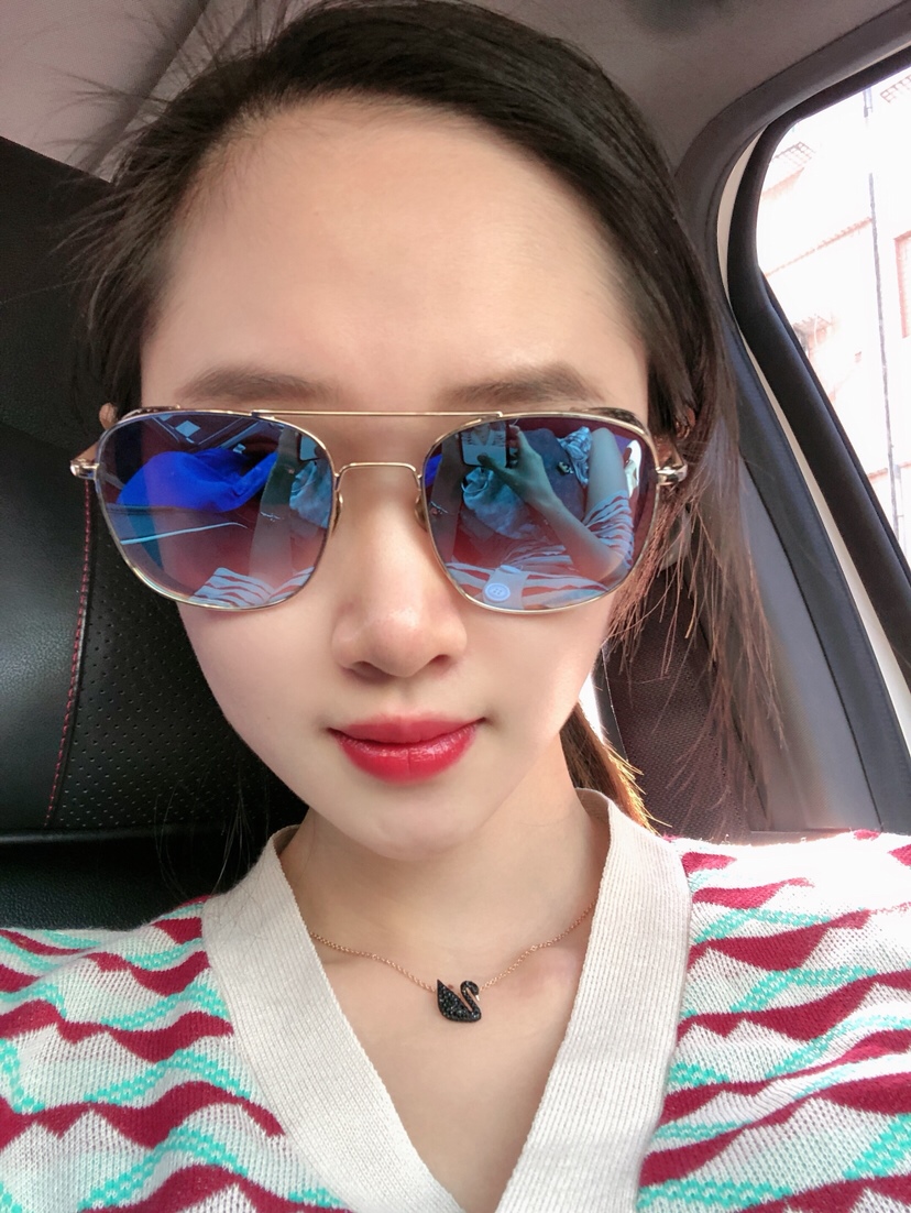 戴个墨镜，装一下😃