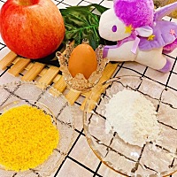 宝宝辅食 苹果甜甜圈 适合月龄：12M  食材：苹果 鸡蛋 淀粉 面包糠 小贴士：苹果内富含锌，锌是人体中许...