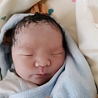 10月30日，星期三，迎接过朝阳之后被推进手术室，经过医生一个多小时的奋战，剖出小乔治一枚！今天是产...