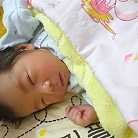 10.28晚上见红，10.29下午羊水破，赶紧去医院，一直没有宫缩和开宫口，晚上不得已决定剖腹产，10点小可...