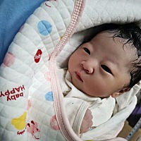 10.29顺产6.8斤女儿一枚，孕期表现：从背后看不出怀孕，肚子尖，肚脐突，清宫表准，怀孕没变丑，皮肤好...